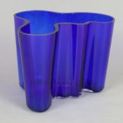 Vase "Savoy" - Entwurf v. Alvar Aalto, Finnland, kobaltblaues Glas, geschwungene Wellenform, Bodenu