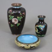 Zwei Cloisonné-Vasen und eine kleine Schale - Vasen in Balusterform, Kupferkorpus mit blühendem Zwe