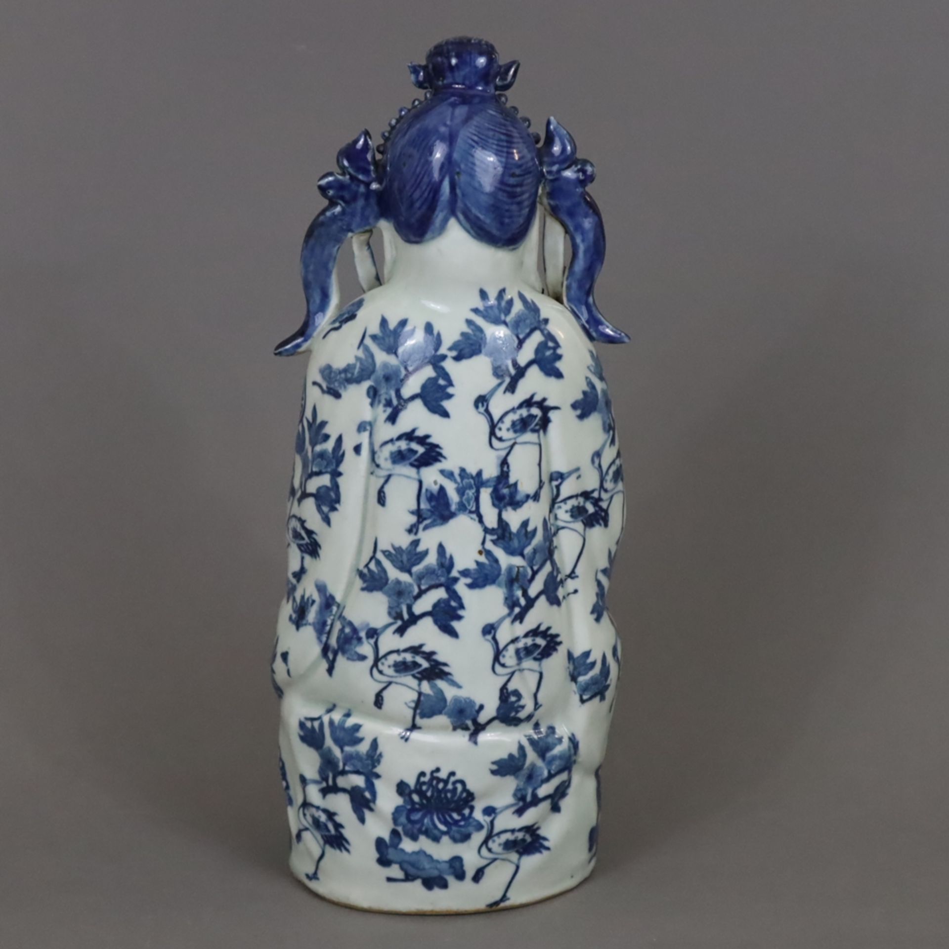 Guanyin mit Blau-Weiß-Dekor - China, Porzellanfigur mit unterglasurblauer Staffage, mit überreichem - Bild 2 aus 10