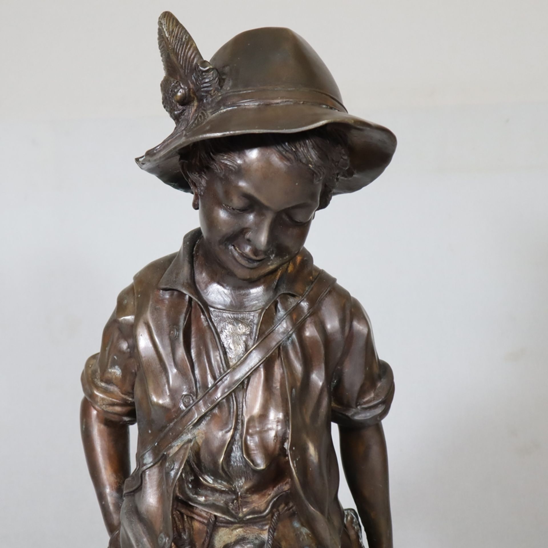 Große Bronzefigur “Junger Jäger mit Beute” - Bronzeskulptur mit braun-goldener Patina, wohl nach Au - Image 4 of 12