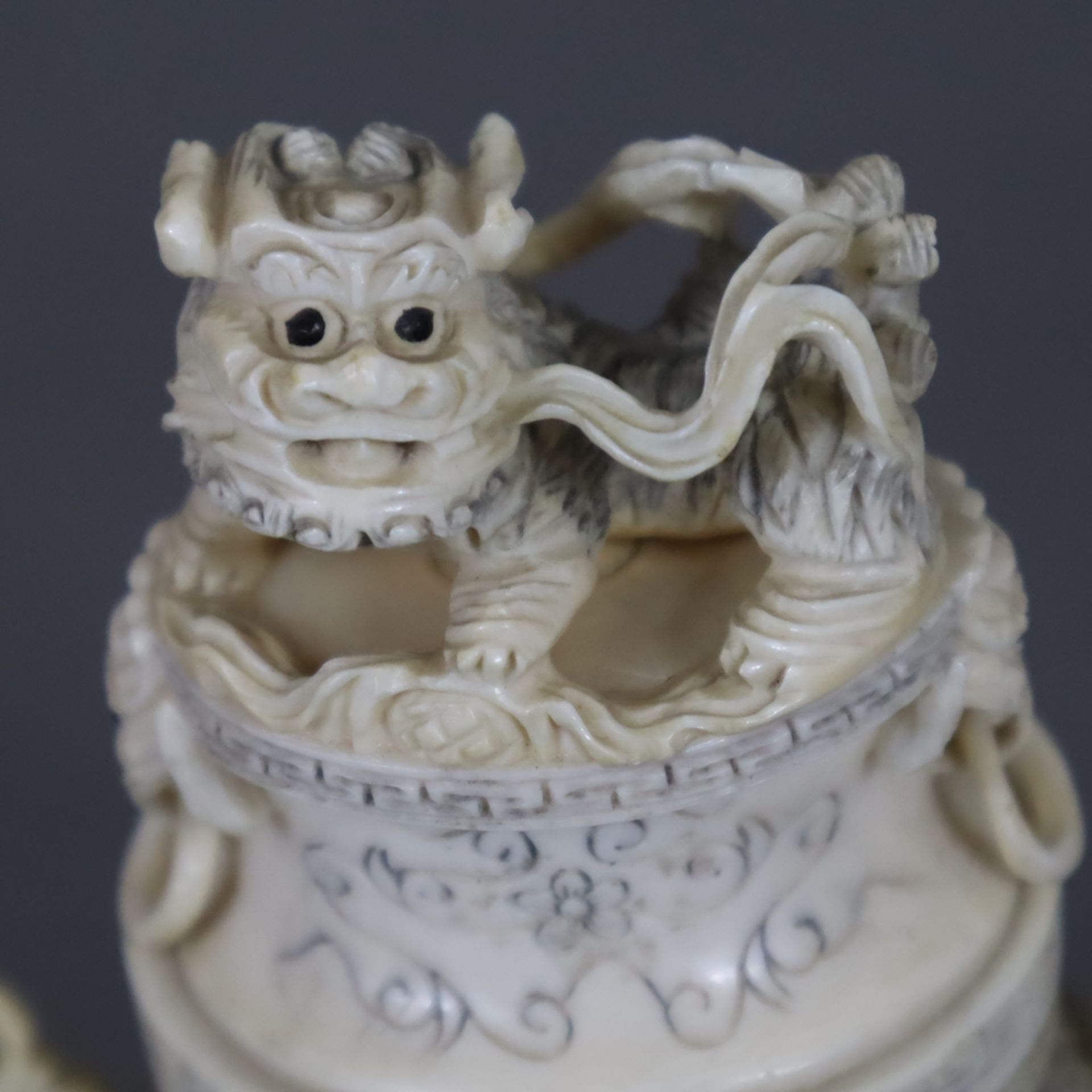 Konvolut Elfenbein-Gefäße - China, ausgehende Qing-Dynastie/1.Hälfte 20.Jh., 3-tlg. 2 Rouleau-Vasen - Image 3 of 9