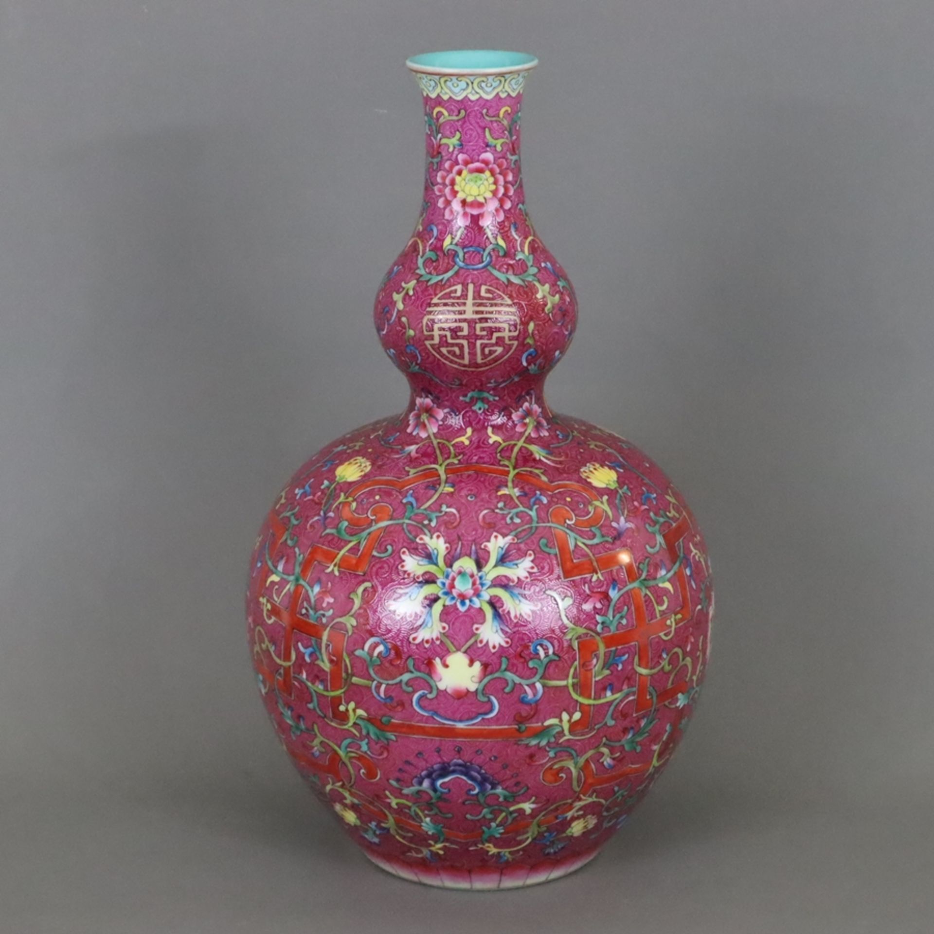 Doppelkürbis-Vase - China, Bemalung in polychromen Emailfarben mit mäandrierenden belaubten Ranken 