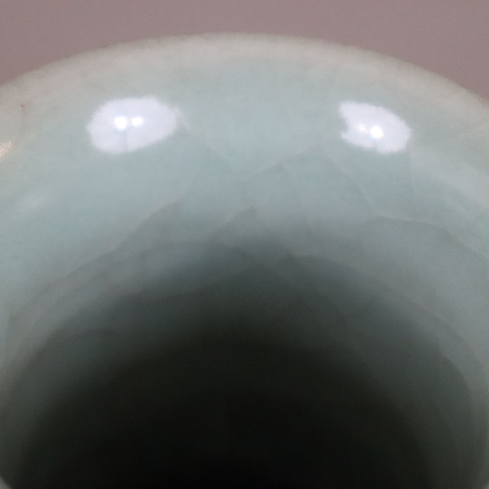 Longquan-Vase im Song-Stil - Steinzeug mit grünblauer krakelierter Seladonglasur, auch unterseitig, - Bild 6 aus 7