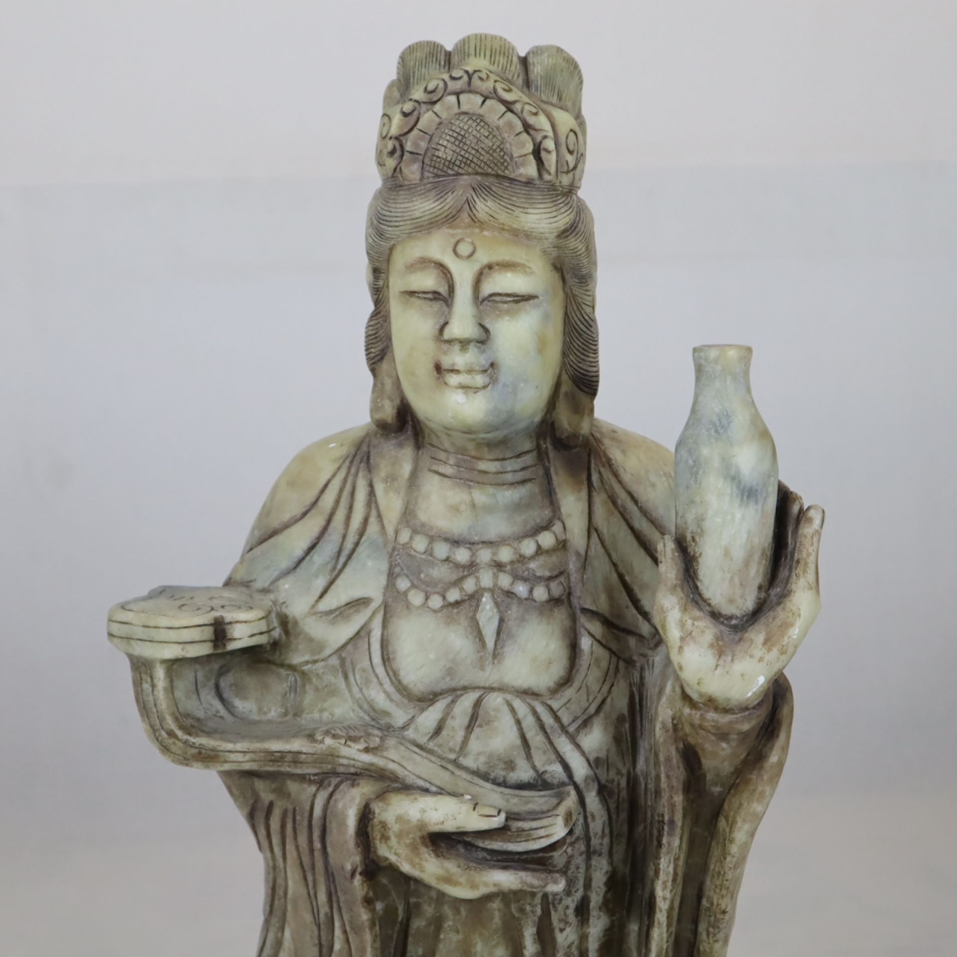 Große Steinskulptur “Guanyin mit Ruyi-Zepter und der Vase des Lebenselixiers” - China, Speckstein,  - Bild 4 aus 16