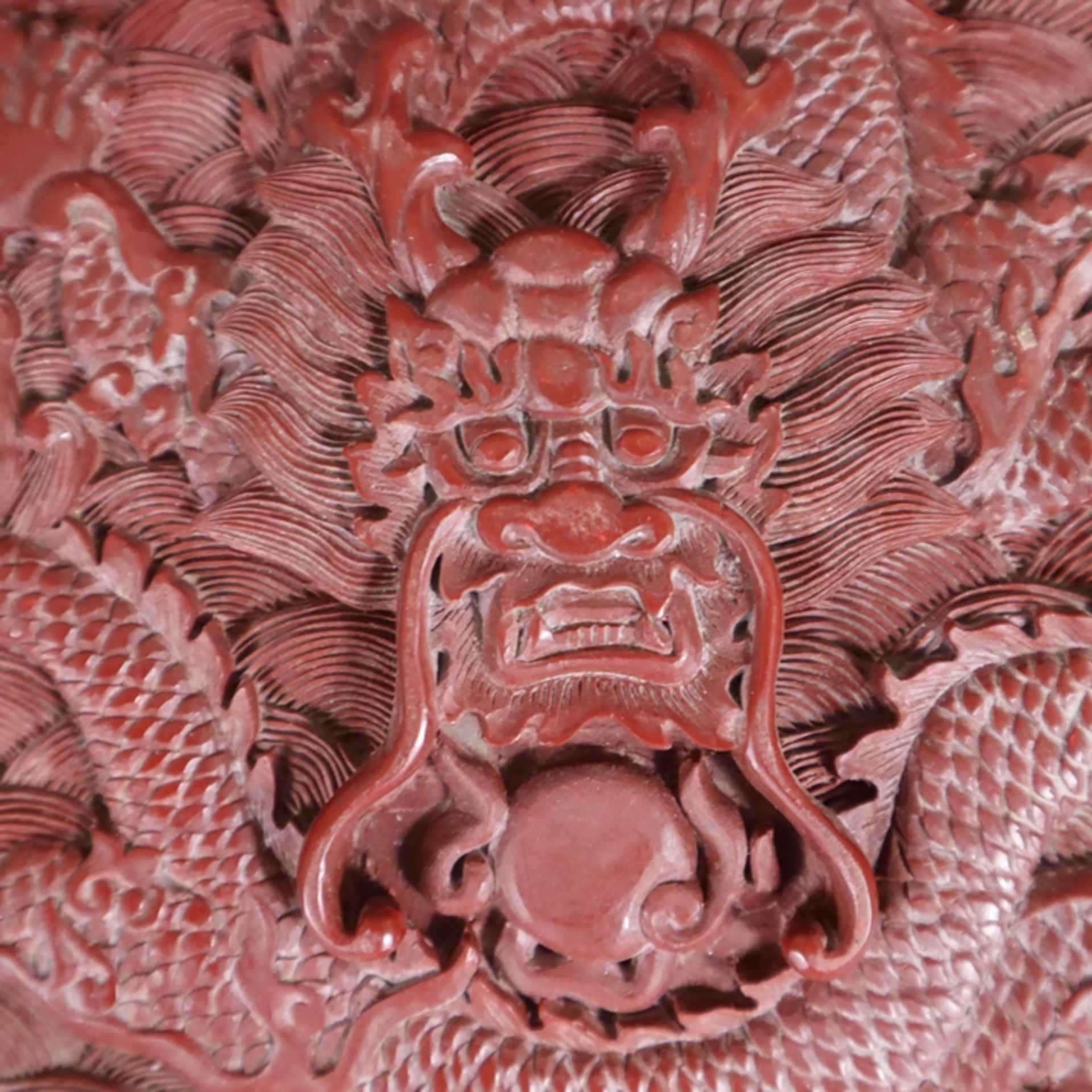 Große Lackplakette - China, roter Lack, rechteckig, in Reliefarbeit gewundener fünfklauiger Drache  - Bild 2 aus 6