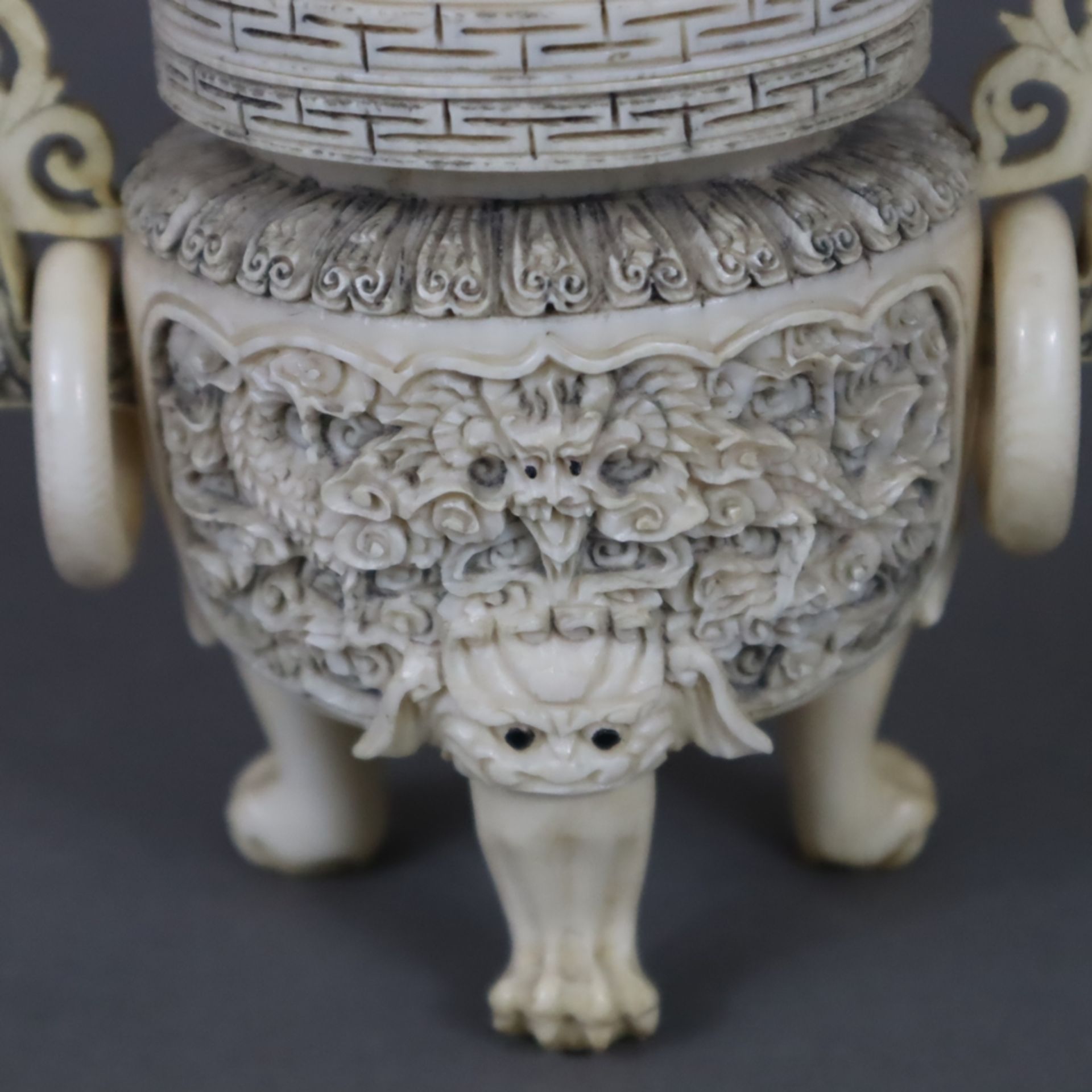 Konvolut Elfenbein-Gefäße - China, ausgehende Qing-Dynastie/1.Hälfte 20.Jh., 3-tlg. 2 Rouleau-Vasen - Image 5 of 9