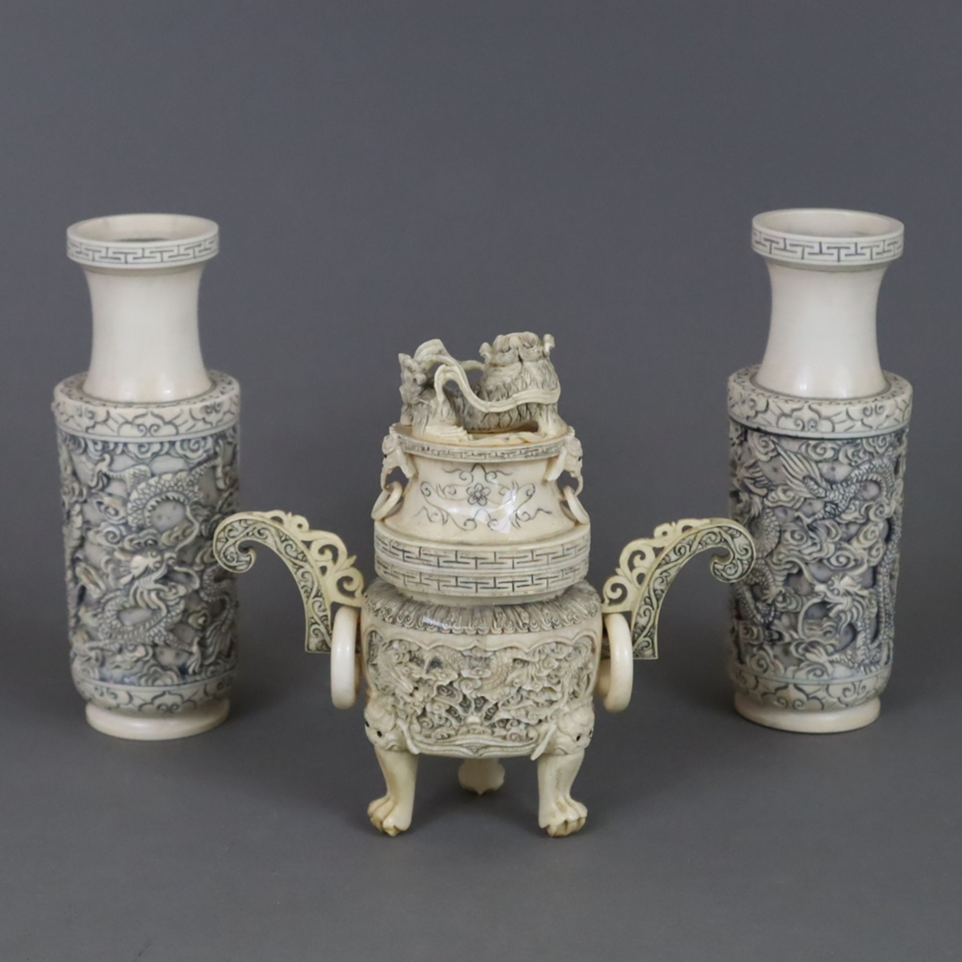 Konvolut Elfenbein-Gefäße - China, ausgehende Qing-Dynastie/1.Hälfte 20.Jh., 3-tlg. 2 Rouleau-Vasen