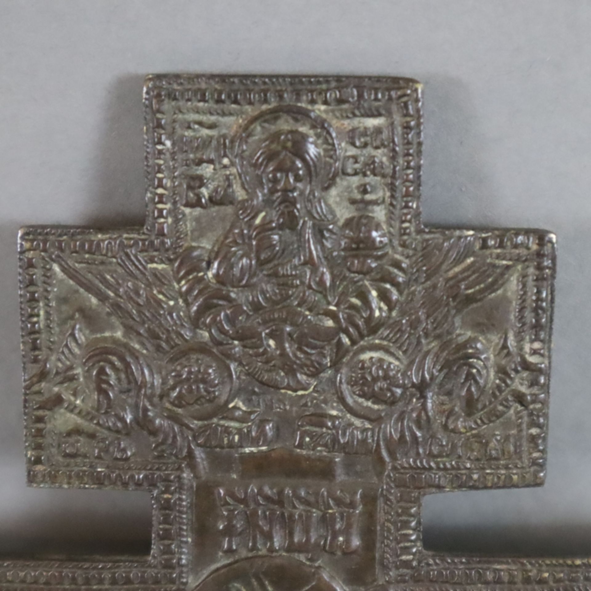 Segenskreuz - Russland, 19.Jh., Bronze, dunkel patiniert, reliefierte Darstellung Christi im Typus - Image 4 of 10
