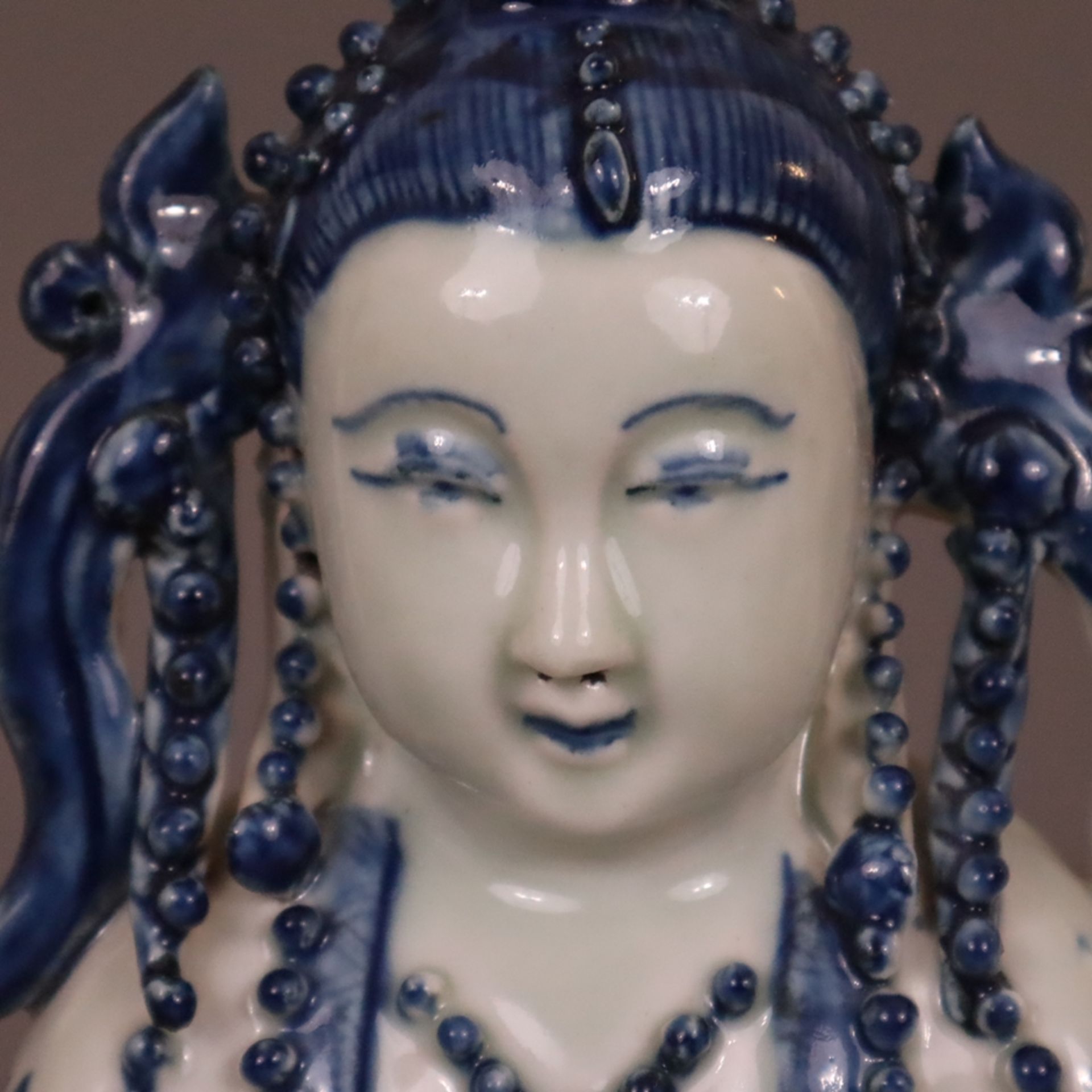 Guanyin mit Blau-Weiß-Dekor - China, Porzellanfigur mit unterglasurblauer Staffage, mit überreichem - Bild 4 aus 10