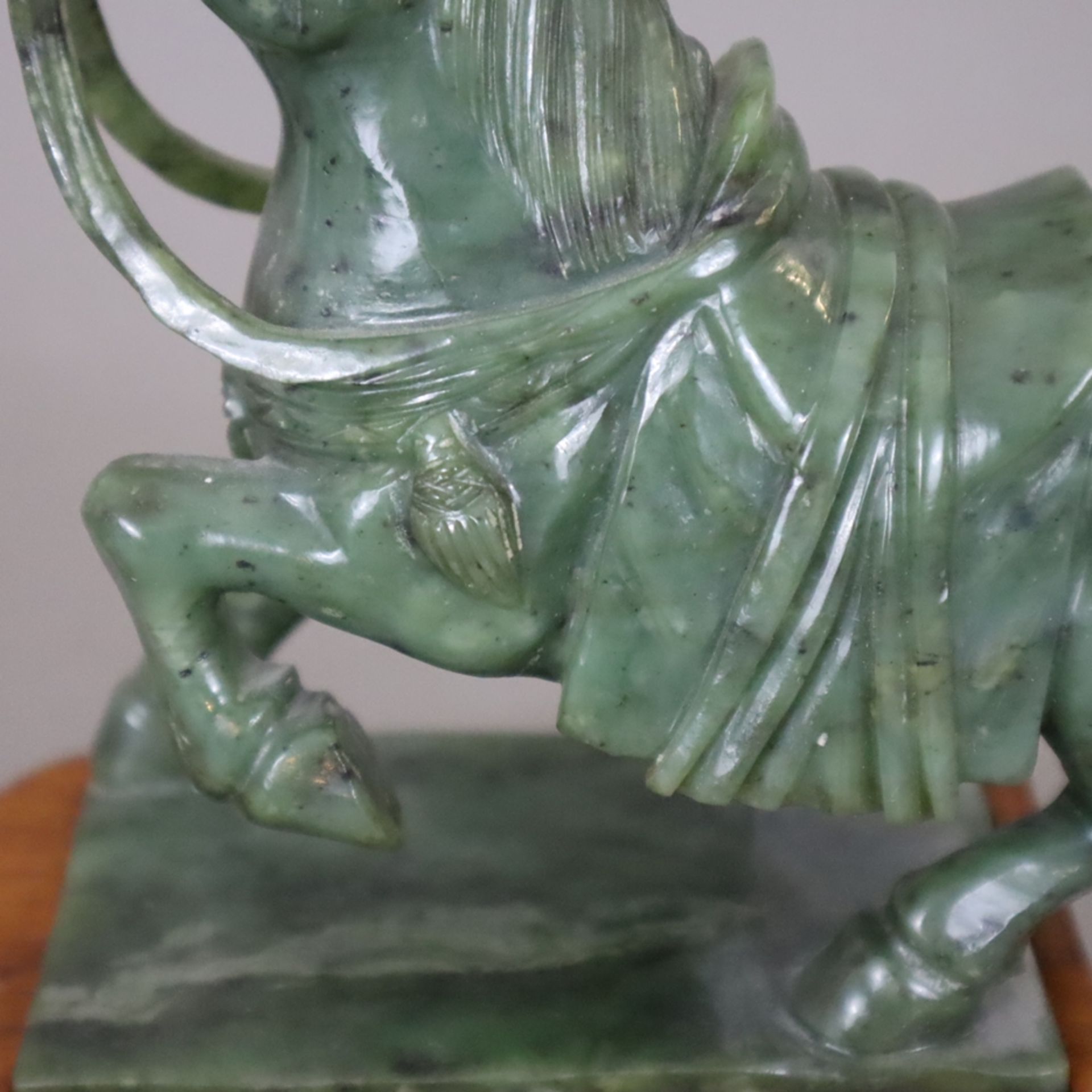 Jadepferd - China, wohl frühes 20.Jh., vollplastisch geschnitztes Pferd mit Sattel und Zaumzeug, au - Bild 6 aus 8