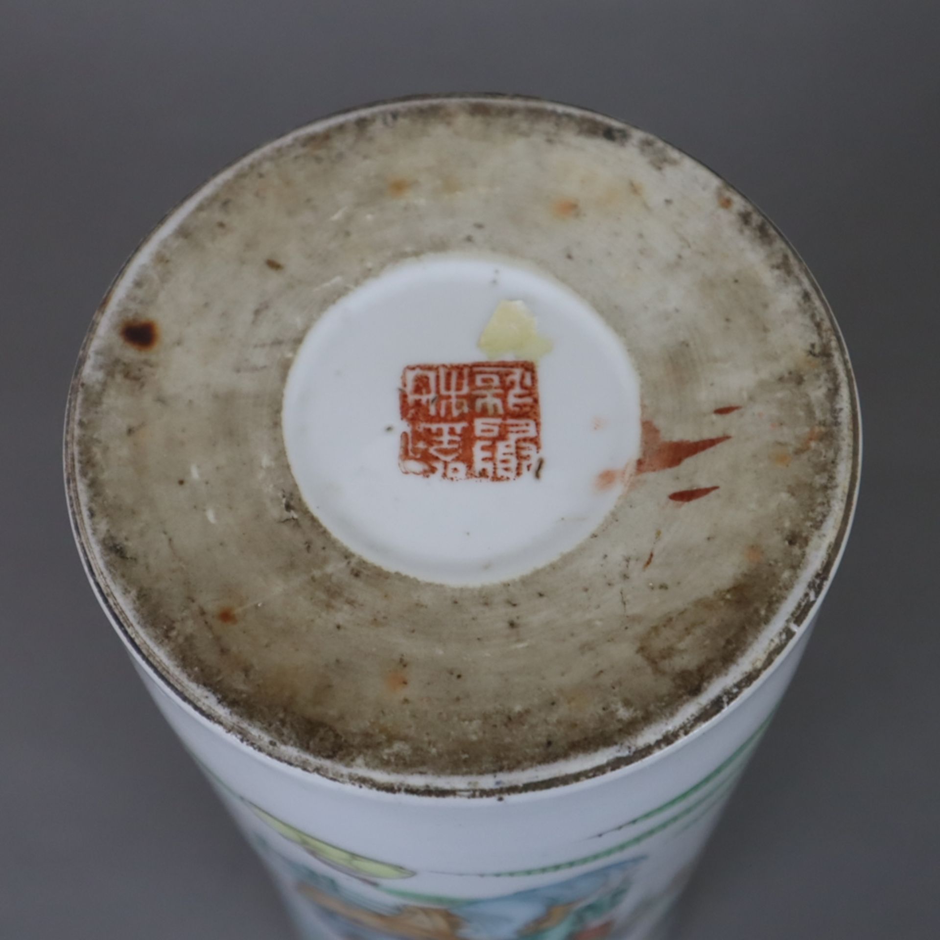 Hutständer - Porzellan, China, 20.Jh., zylindrische Form mit Hofdamen in stilisiertem Gartenpavillo - Bild 6 aus 6
