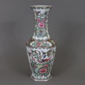 Balustervase - China, Porzellan mit polychromer Emailmalerei, mehrkantige Wandung bemalt mit großen