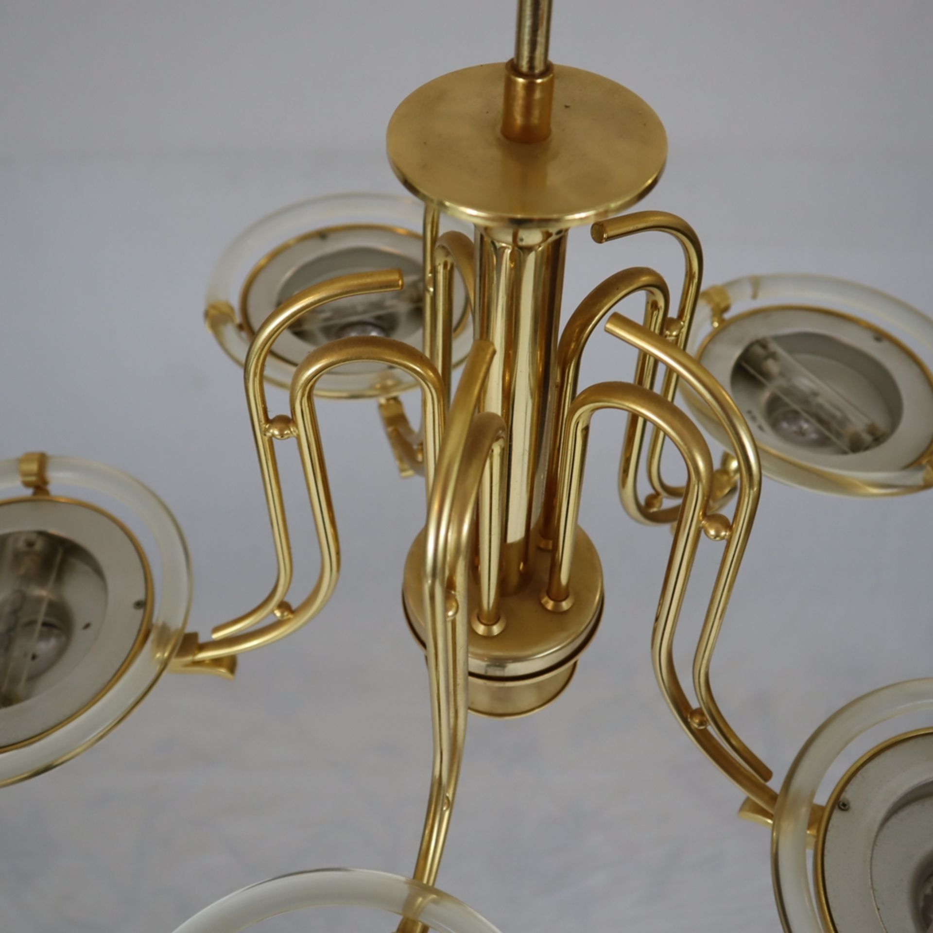 Deckenleuchter - Spanien 20.Jh., 5-flammig elektrifiziert, goldfarbenes Metallgestell aus fünf gesc - Image 5 of 9