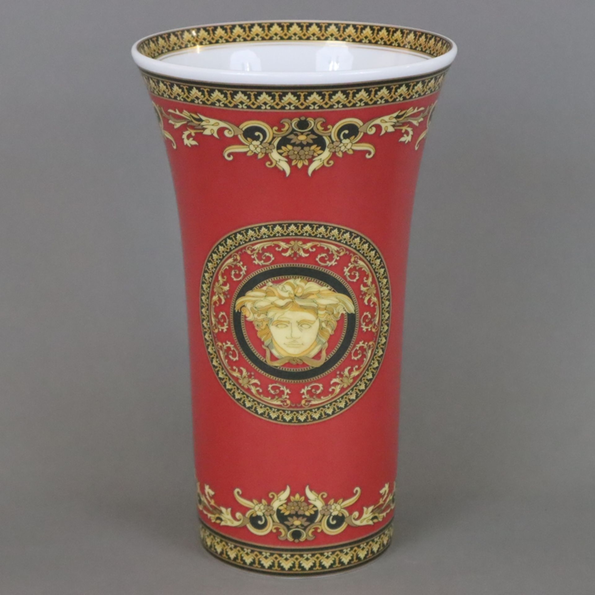 Versace -Vase 'Medusa' für Rosenthal - Zylinderform mit auskragendem Rand, Boden mit gold/schwarzem