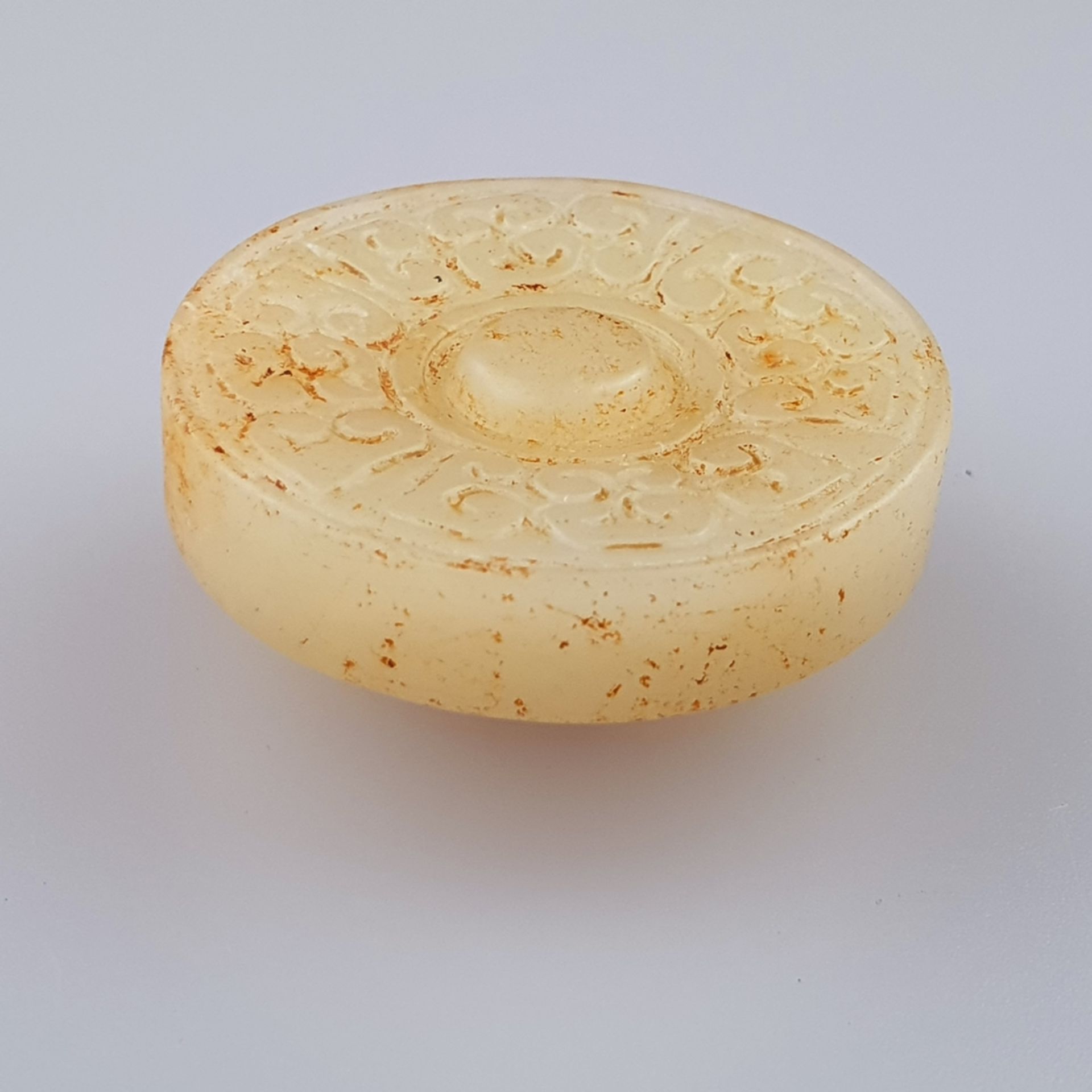 Jade-Hutknopf - China, Qing-Dynastie, helle Jade mit leichten rostbraunen Verfärbungen, teils fein  - Bild 3 aus 6