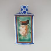 Snuffbottle - China um 1900, Porzellan mit Emailfarben-Bemalung, Vierkantflasche, front- und rückse