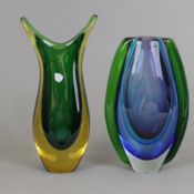 Zwei Sommerso-Vasen - dickwandiges Glas, 1x ovoide gedrückte Vase, Klarglas, blau und violett unter
