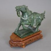 Jadepferd - China, wohl frühes 20.Jh., vollplastisch geschnitztes Pferd mit Sattel und Zaumzeug, au