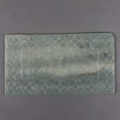 Große rechteckige Jadeplakette mit Glücksymbolik- China, seladonfarbene Jade, fein reliefiert mit d
