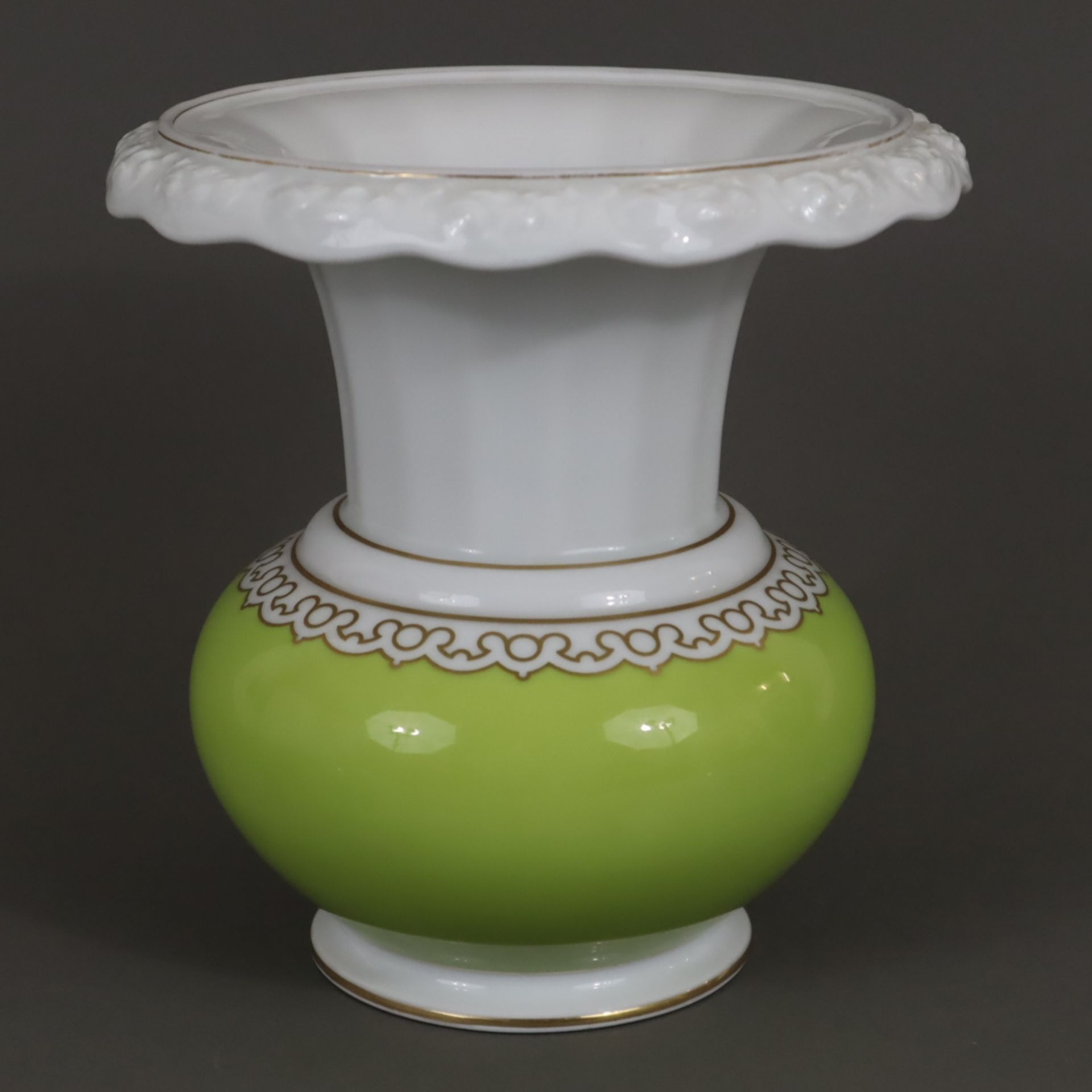 Vase - Rosenthal, Entw.: Philipp Rosenthal (1914), Porzellan, partieller grüner Fond, Rand mit Flor