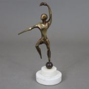 Abstrahierte Figur mit Fackel auf einer Kugel balancierend -20.Jh.- Bronze, patiniert, auf gestufte