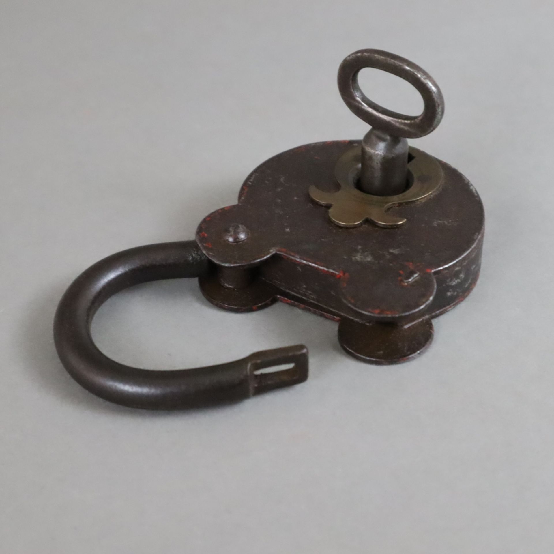 Vorhängeschloss - 19.Jh., Eisen, mit Schlüssel, intakt, L.ca.10,7cm - Image 5 of 5