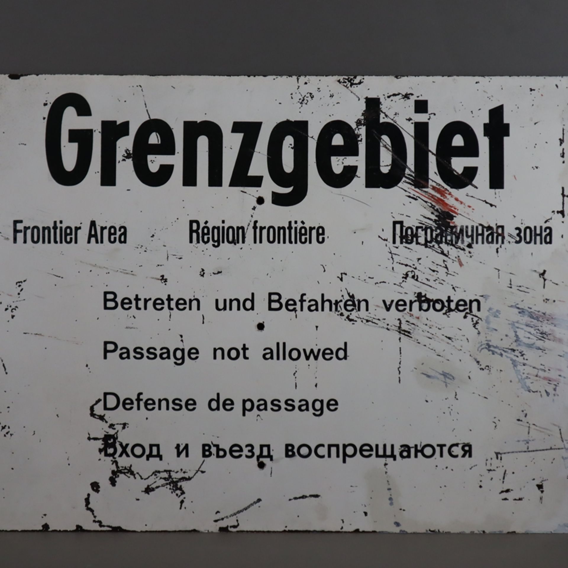 Viersprachiges Original-Warnschild aus Berlin - "Grenzgebiet…Betreten und Befahren verboten", dt., - Image 2 of 5