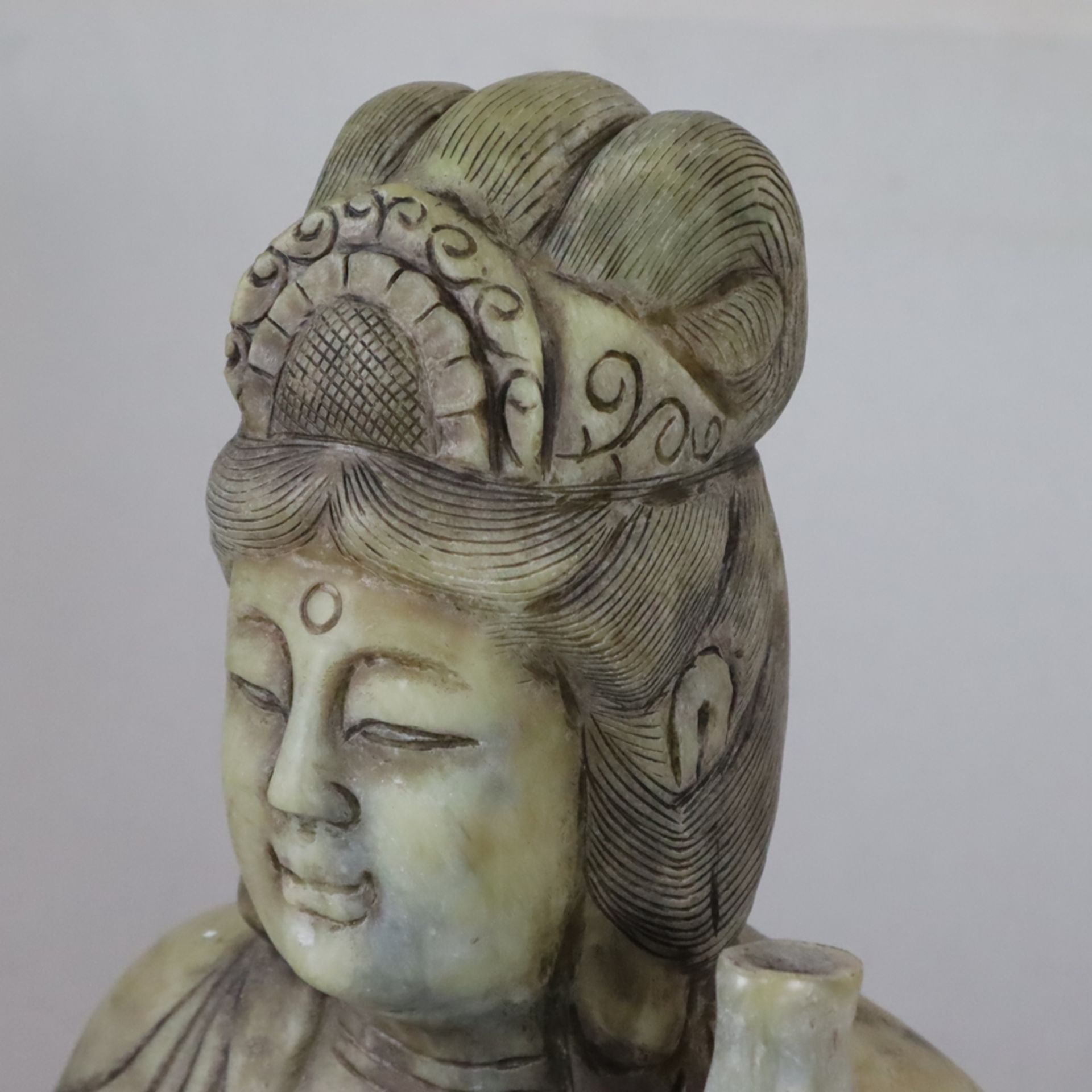 Große Steinskulptur “Guanyin mit Ruyi-Zepter und der Vase des Lebenselixiers” - China, Speckstein,  - Bild 3 aus 16