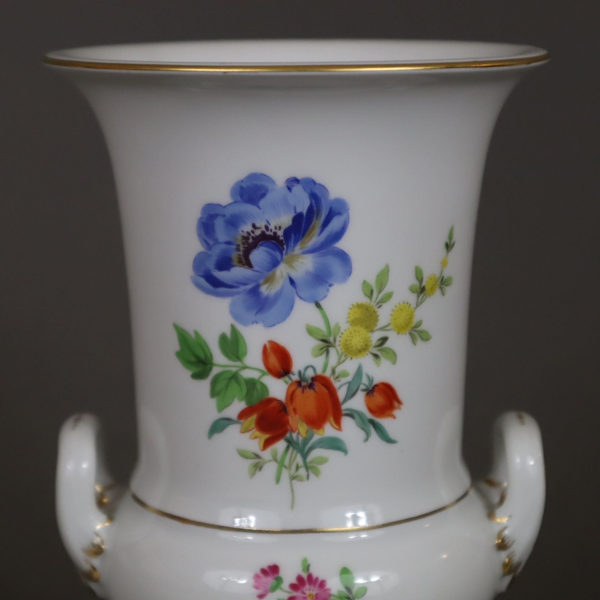 Henkelvase - Meissen, 20.Jh., Porzellan, polychrome Blumenmalerei, Goldstaffage, Kelchkraterform mi - Bild 3 aus 7