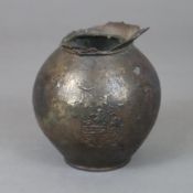 Unvollständige Bronzevase - Persien, gebauchter Korpus ohne Boden mit ausgefranster Lippe, größtent