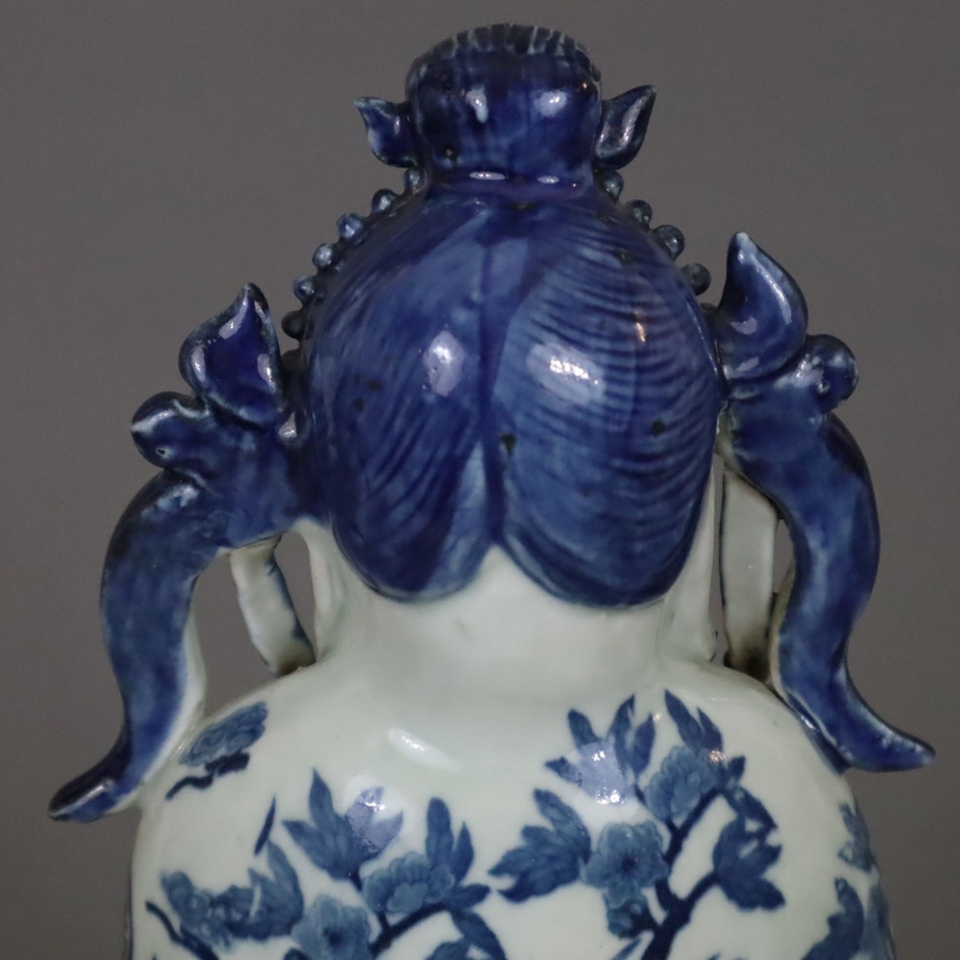 Guanyin mit Blau-Weiß-Dekor - China, Porzellanfigur mit unterglasurblauer Staffage, mit überreichem - Bild 7 aus 10