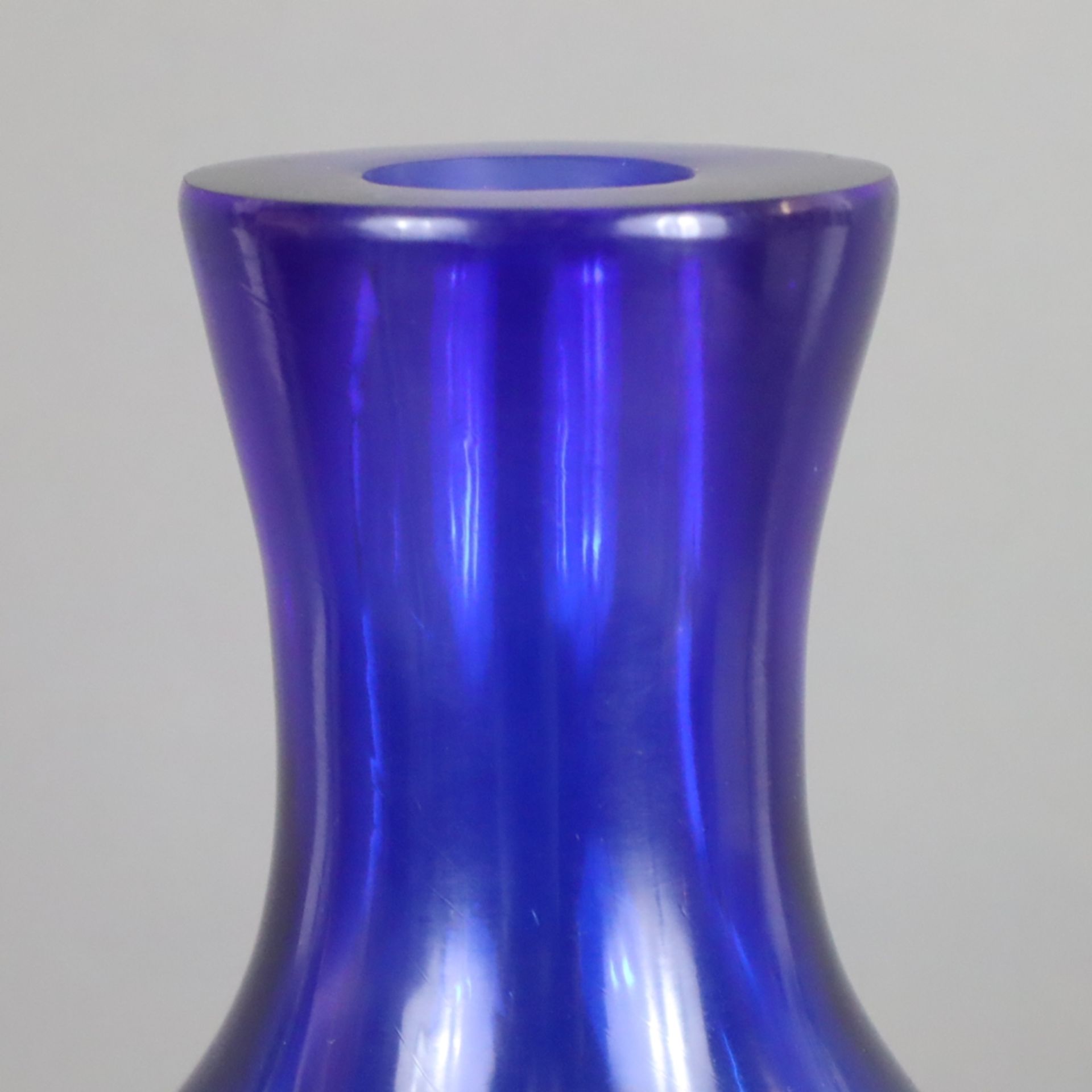 Schwere Doppelkürbisvase - China, ausgehende Qing-Dynastie, dickwandiges blaues Pekingglas, H.ca.38 - Bild 3 aus 5