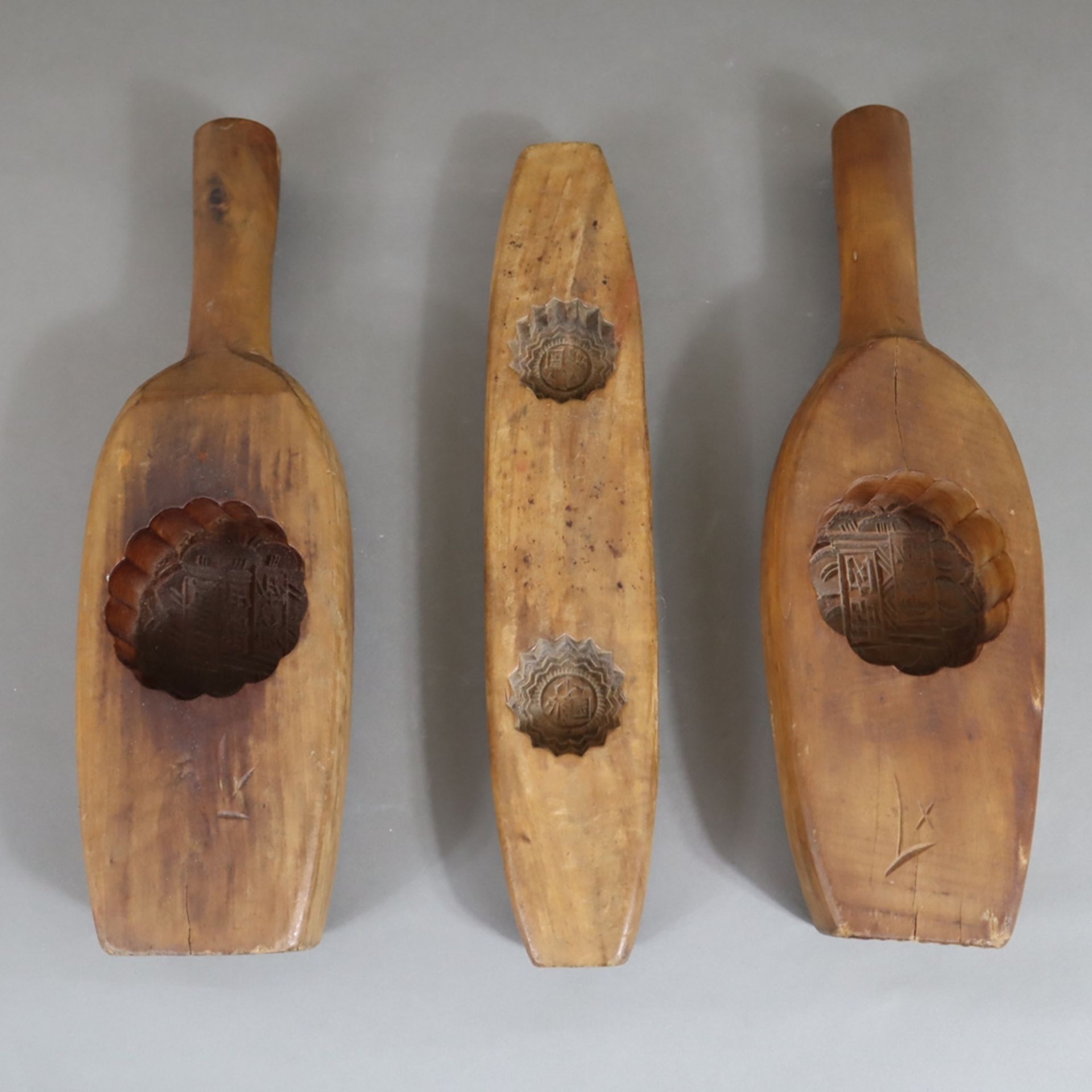 Drei Reiskuchen Formen - China, wohl Guangdong-Provinz, Anfang 20. Jh., Holz, 2x geschnitzt mit jew