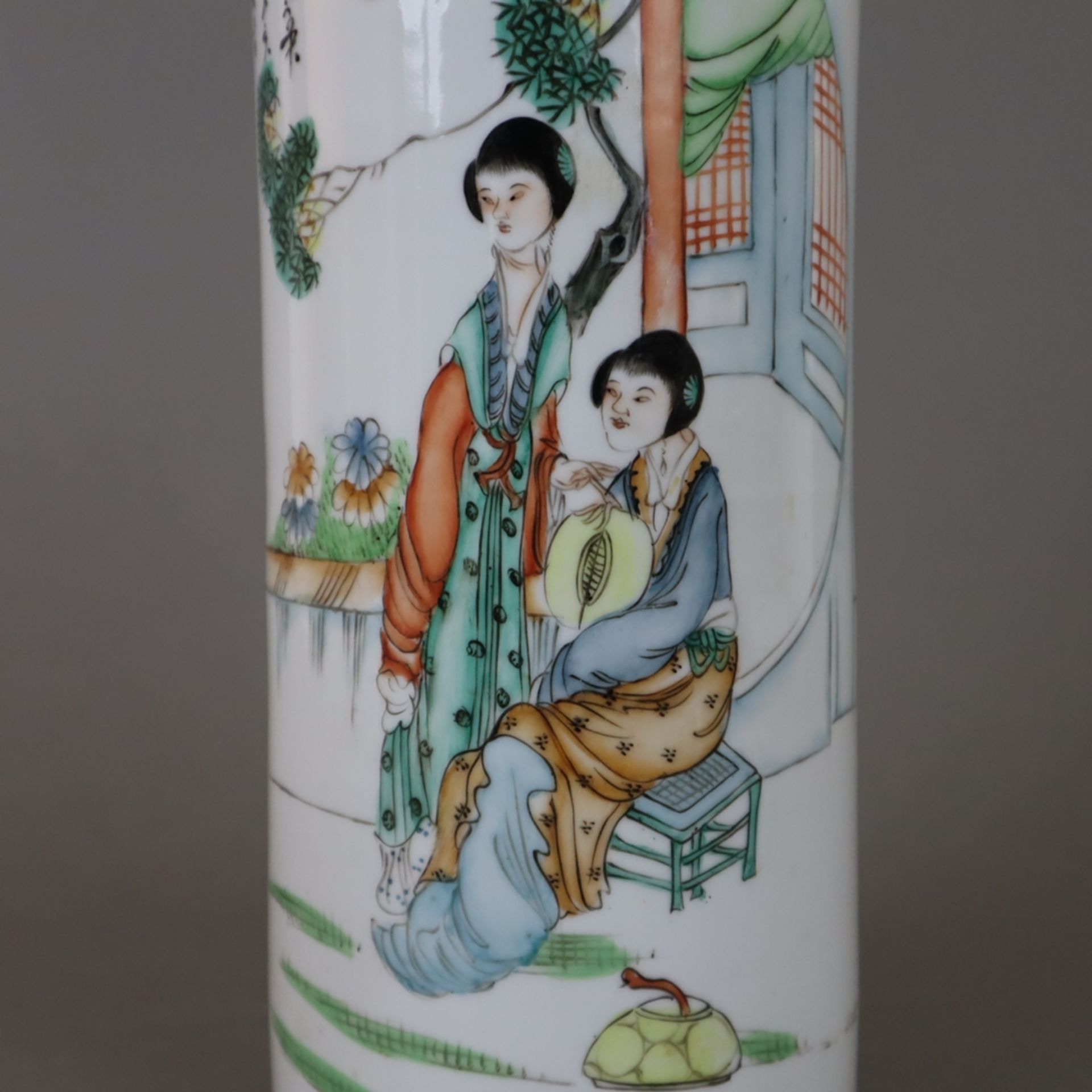 Hutständer - Porzellan, China, 20.Jh., zylindrische Form mit Hofdamen in stilisiertem Gartenpavillo - Bild 3 aus 6