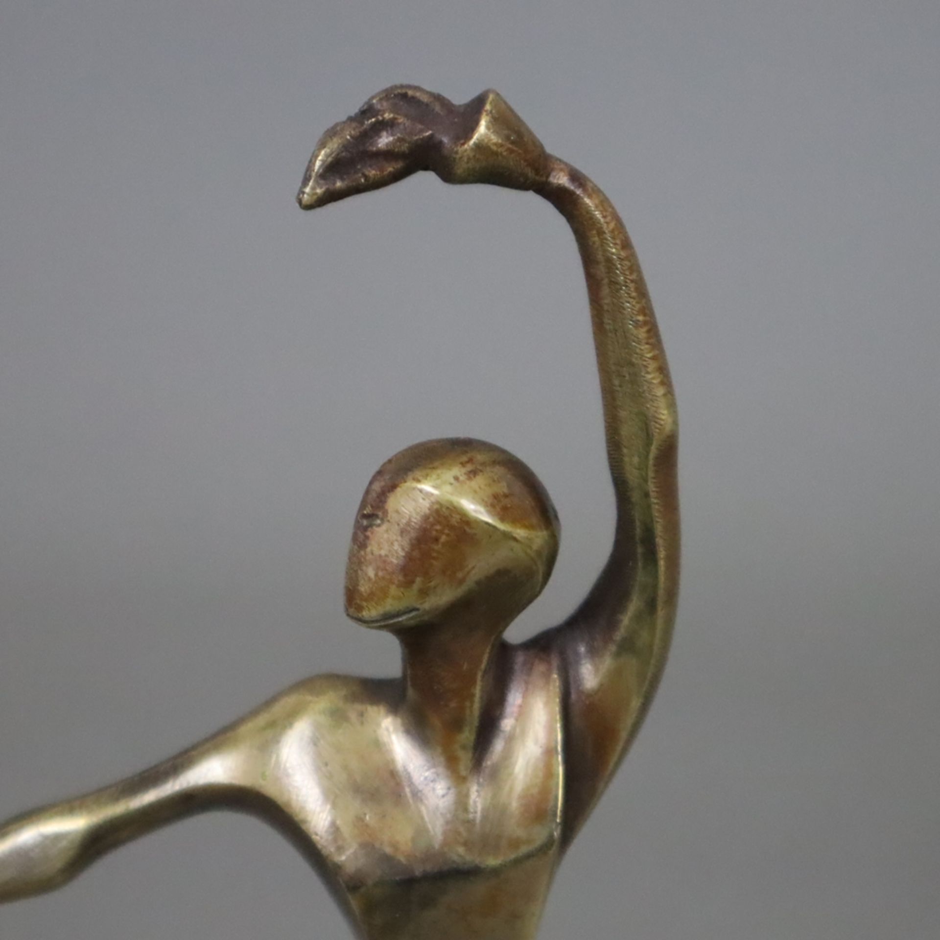 Abstrahierte Figur mit Fackel auf einer Kugel balancierend -20.Jh.- Bronze, patiniert, auf gestufte - Image 3 of 6
