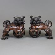 Paar Tempellöwen/Fo-Hunde - China, 20.Jh., Holz, geschnitzt, jeweils vollrunde Darstellung eines Sh