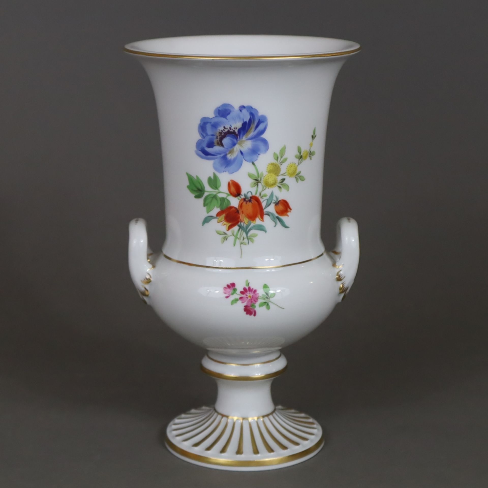 Henkelvase - Meissen, 20.Jh., Porzellan, polychrome Blumenmalerei, Goldstaffage, Kelchkraterform mi