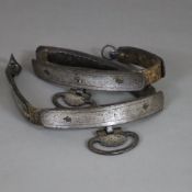 Antiker silbertauschierter Gürtel - mit auf Leder gezogenen, leicht konkav gewölbten, vollflächig s