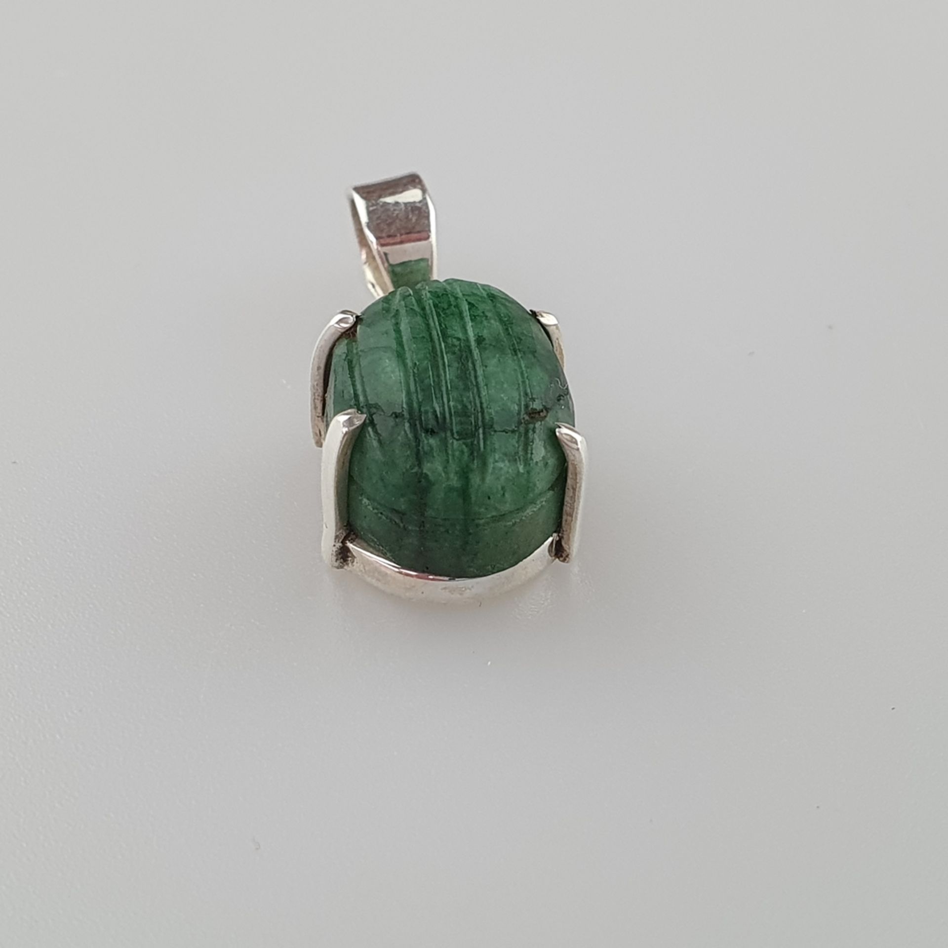 925 Silver Pendant with a Carved Emerald of 14ct, ca. 5,0g, total measurements: ca. 22 x 12,5 mm - Image 2 of 4