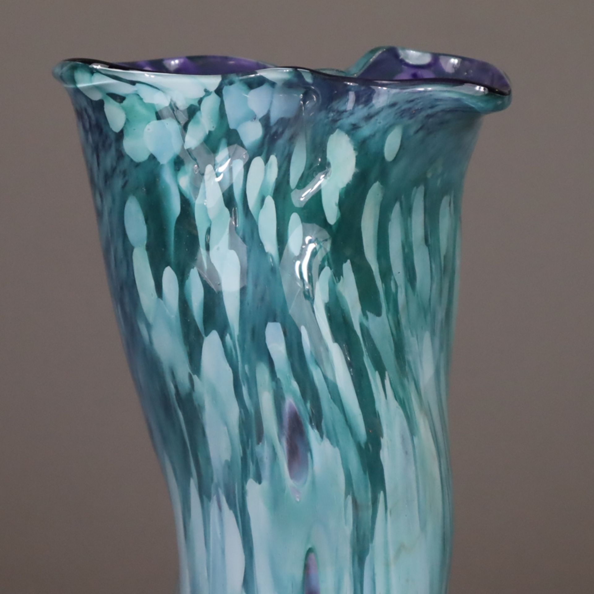 Künstlervase - 20.Jh., farbloses Glas mit farbigen Einschmelzungen, mehrfach gedrückte und geschwei - Bild 3 aus 7