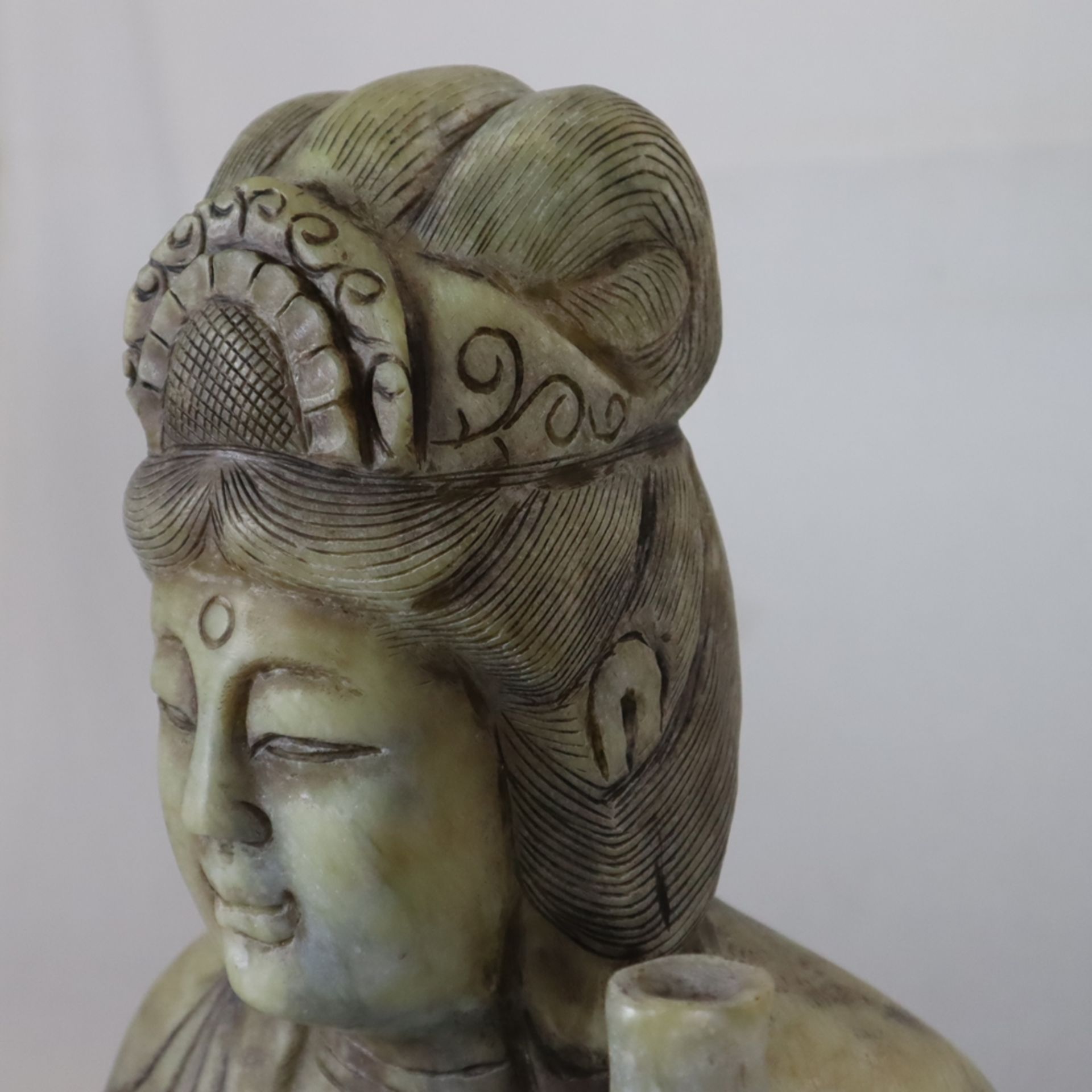 Große Steinskulptur “Guanyin mit Ruyi-Zepter und der Vase des Lebenselixiers” - China, Speckstein,  - Bild 9 aus 16