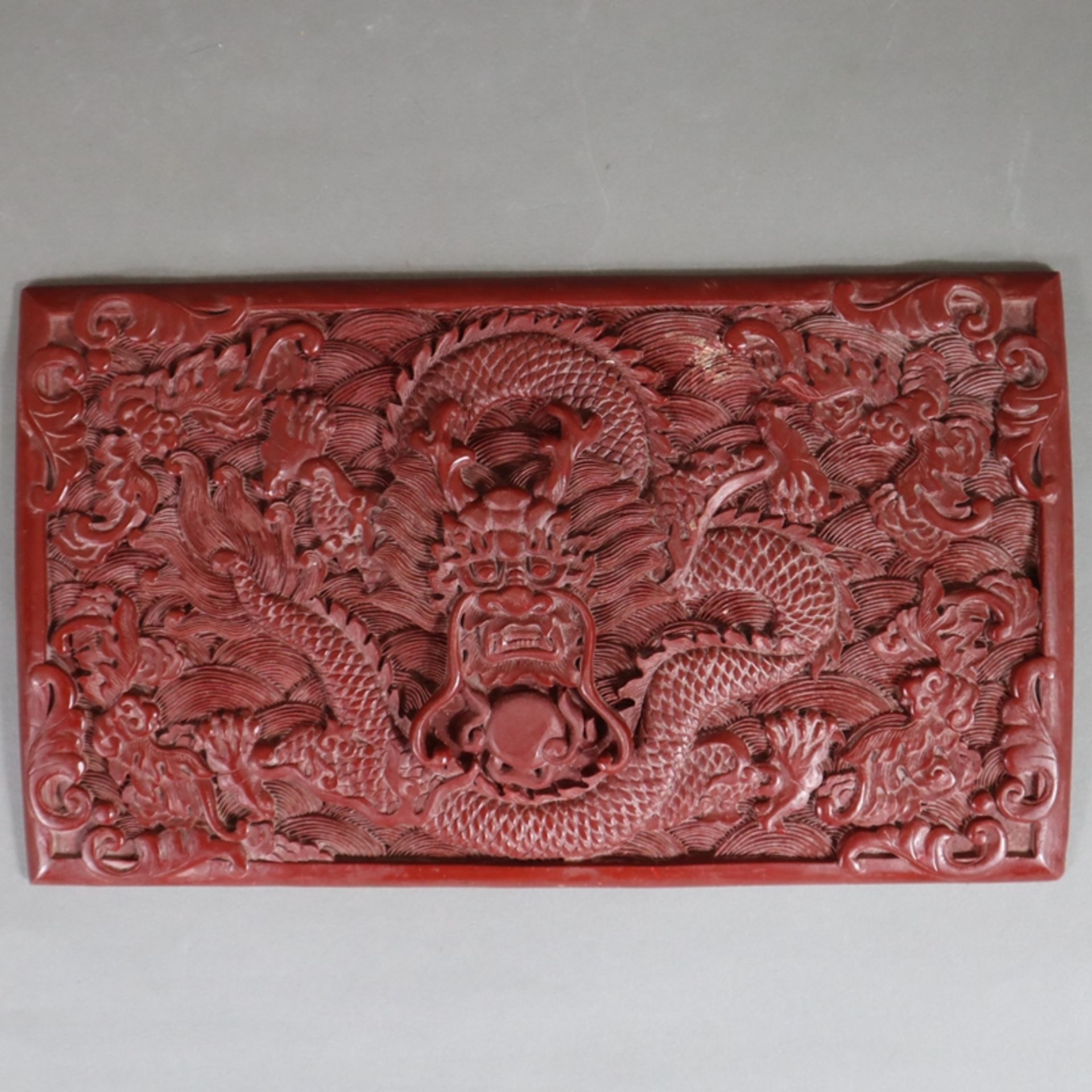 Große Lackplakette - China, roter Lack, rechteckig, in Reliefarbeit gewundener fünfklauiger Drache 