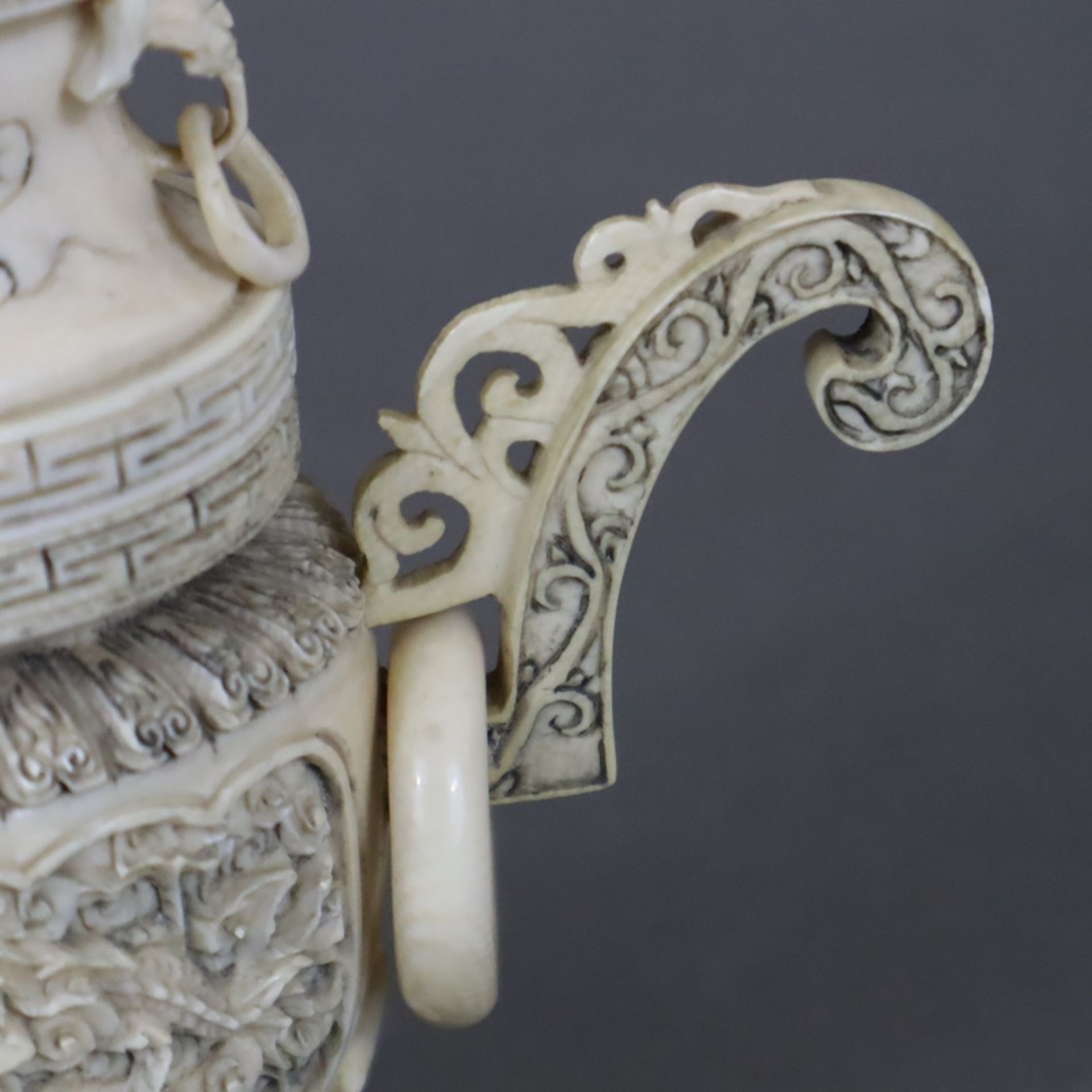 Konvolut Elfenbein-Gefäße - China, ausgehende Qing-Dynastie/1.Hälfte 20.Jh., 3-tlg. 2 Rouleau-Vasen - Image 4 of 9