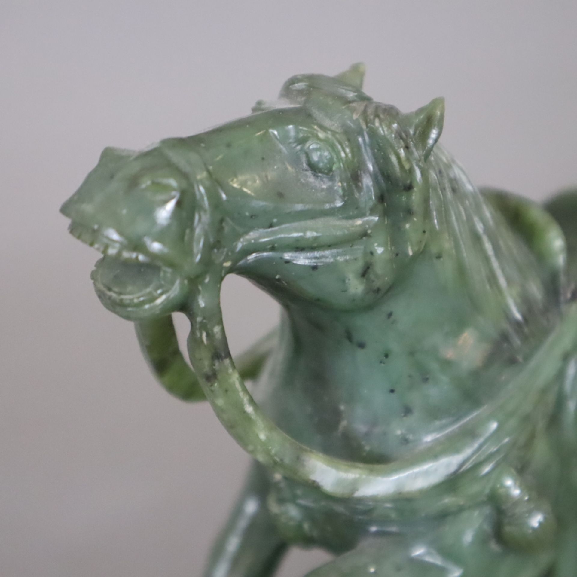 Jadepferd - China, wohl frühes 20.Jh., vollplastisch geschnitztes Pferd mit Sattel und Zaumzeug, au - Bild 4 aus 8