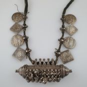Halskette - Orient, aufgezogene Silberglieder, großes floral durchbrochenes Zentralelement in Röhre