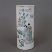 Hutständer - Porzellan, China 20.Jh., zylindrische Form mit Hofdamen in stilisierter Gartenlandscha