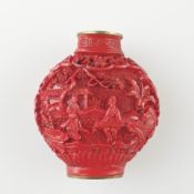 Snuffbottle - China 20.Jh., mondflaschenförmiger Korpus, allseitig roter Lackdekor mit belebten chi