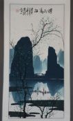 Chinesisches Rollbild - Belebte Flusslandschaft mit hohen Felsblöcken, Tusche und Farben auf Papier