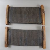 Zwei Druckplatten - Japan, Holz, vorder- und rückseitig mit Schriftzeichen, Gebrauchsspuren, H.ca.4