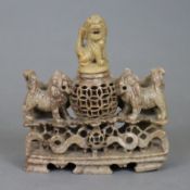 Kleines Zier-Räuchergefäß - China, filigrane Schnitzarbeit aus Speckstein, kleine Deckelvase flanki